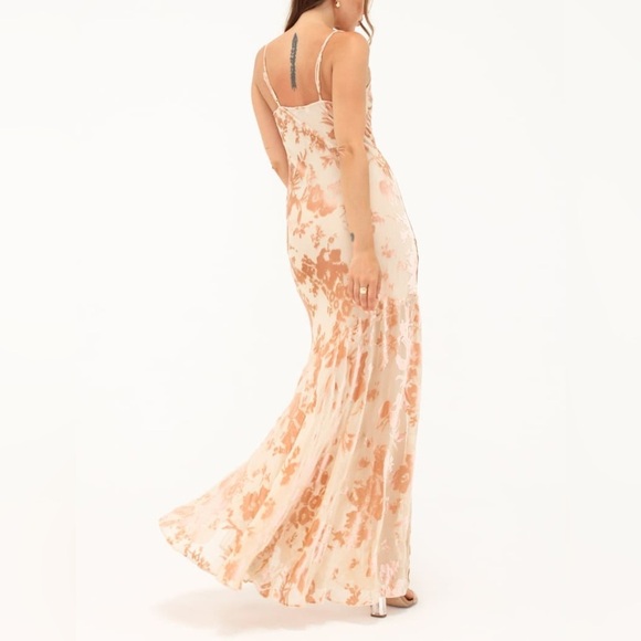 Rumored Floral Maxi Dress in Cream and Pink - Picture 4 of 9